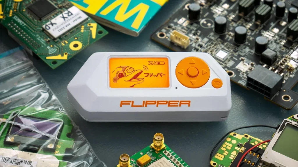 Dispositivo Flipper Zero rodeado de componentes electrónicos.