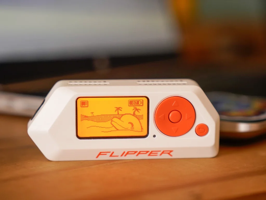 Dispositivo electrónico Flipper con pantalla naranja.