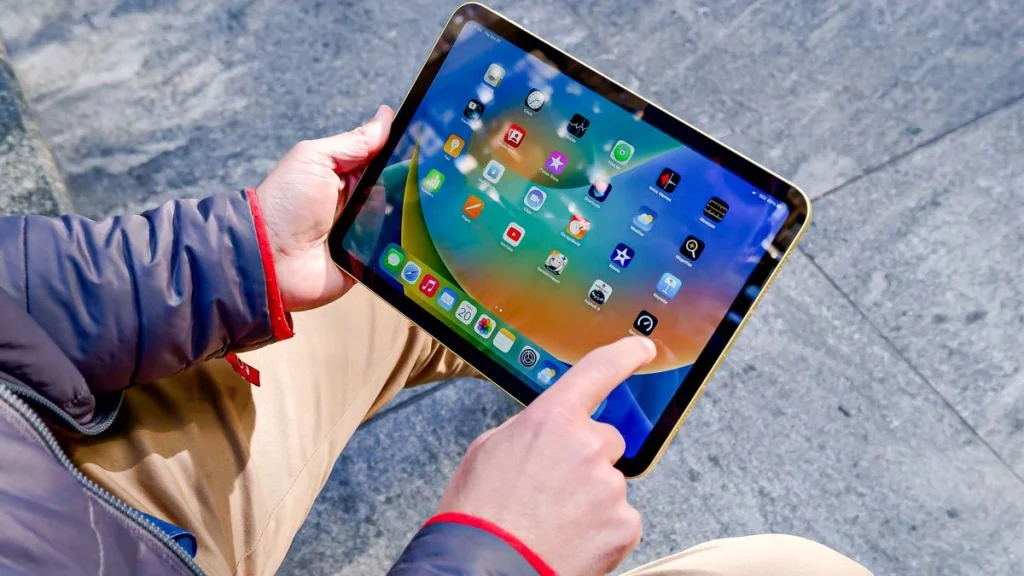 Persona usando una tablet en exteriores