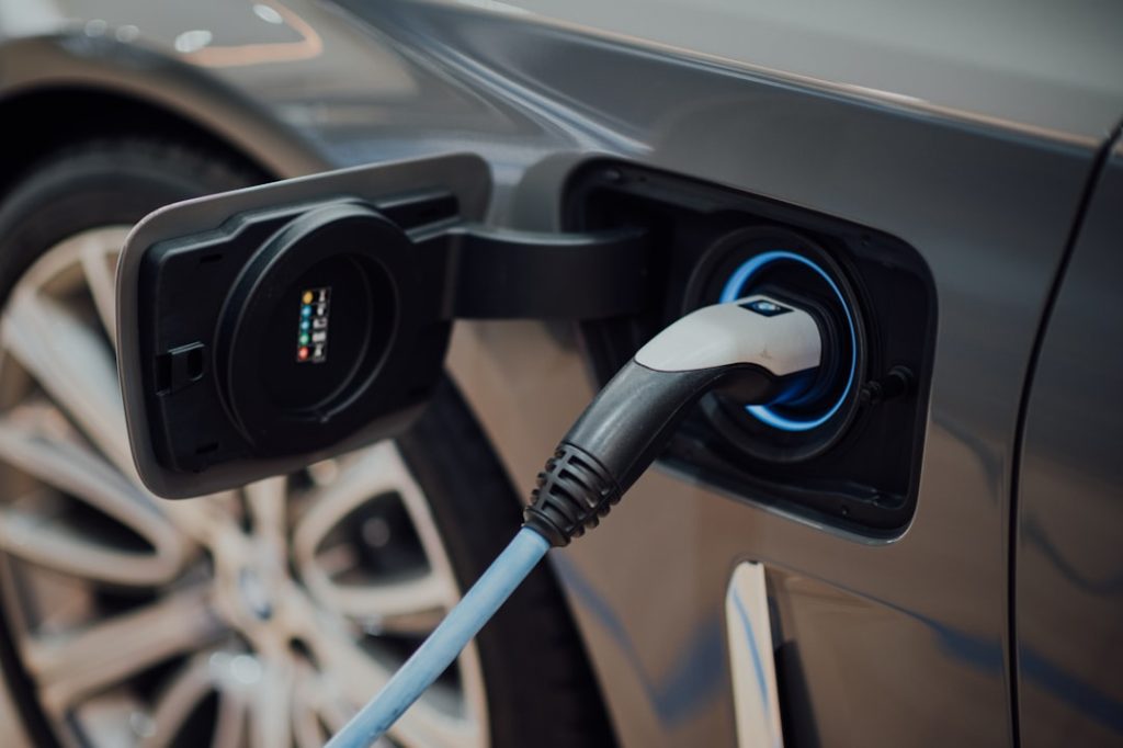 Vehículos eléctricos y tecnología vehicle-to-grid de GM: Investigación 2026 Vehículo eléctrico de GM conectado a red eléctrica con tecnología vehicle-to-grid