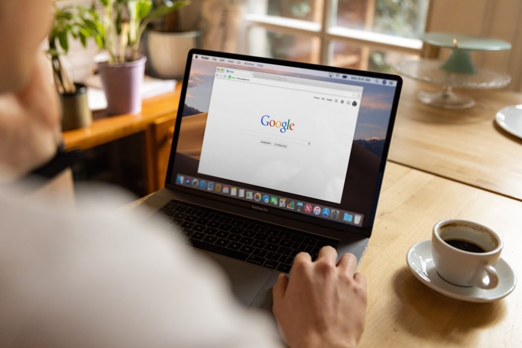 Apple Intelligence y la privacidad en servidores de Google: ¿Qué tan seguros estamos? Logotipos de Apple Intelligence y Google en dispositivo iPhone con candado de privacidad