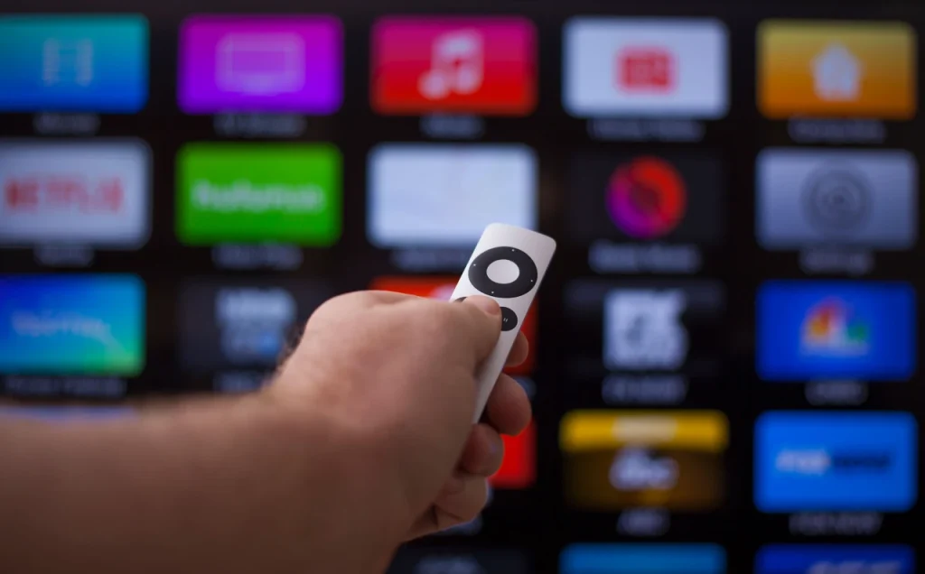 Navegación de Smart TV con mando a distancia.