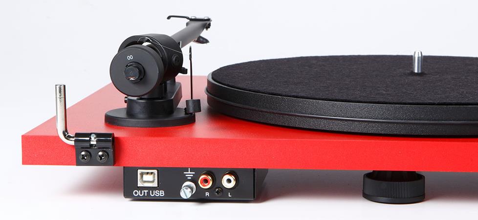 Tocadiscos rojo con conectividad USB y RCA.