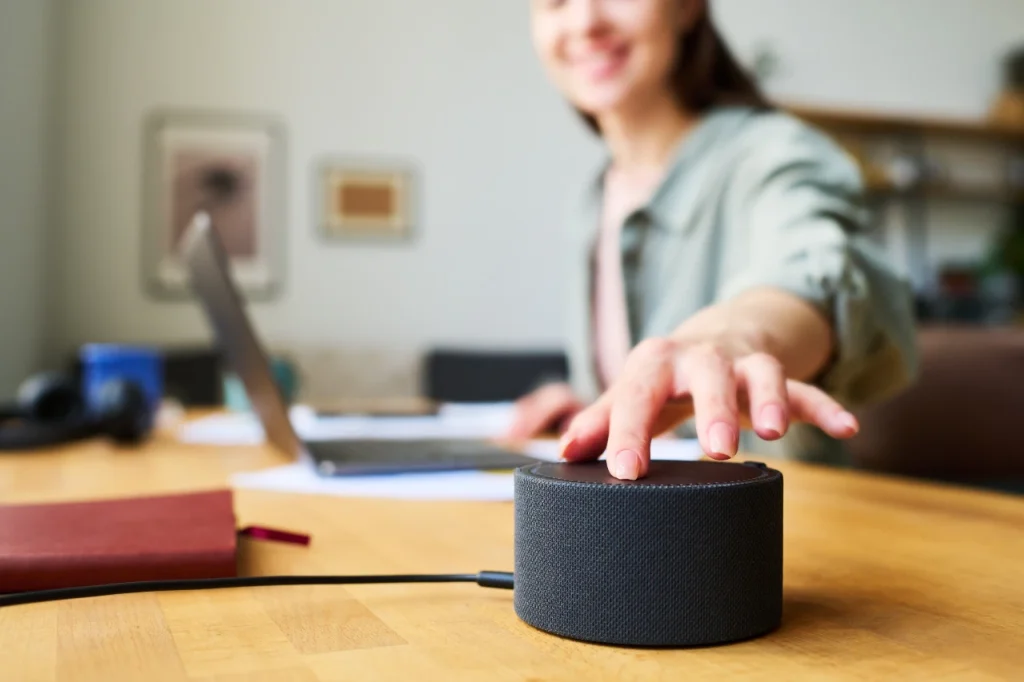 Persona activa un altavoz inteligente.
