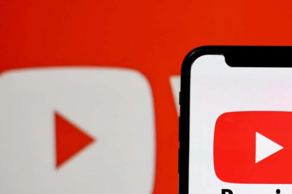 Logotipo de YouTube en pantalla de móvil